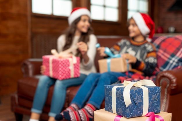 Mittlerer Schuss verwischte Kinder mit Geschenken