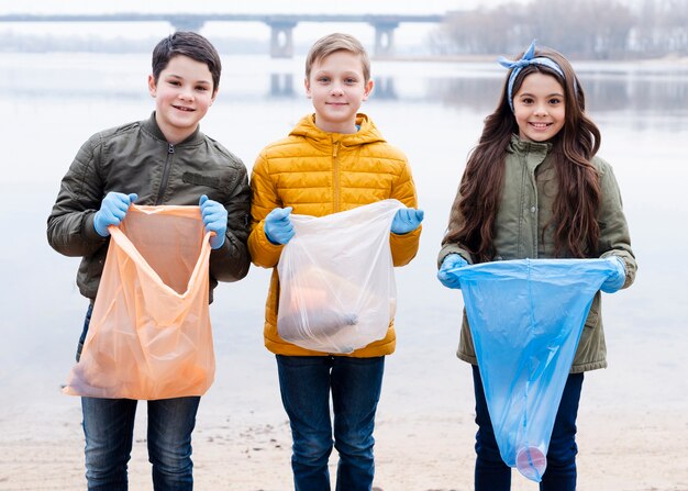 Mittlerer Schuss von Kindern mit Plastiktüte