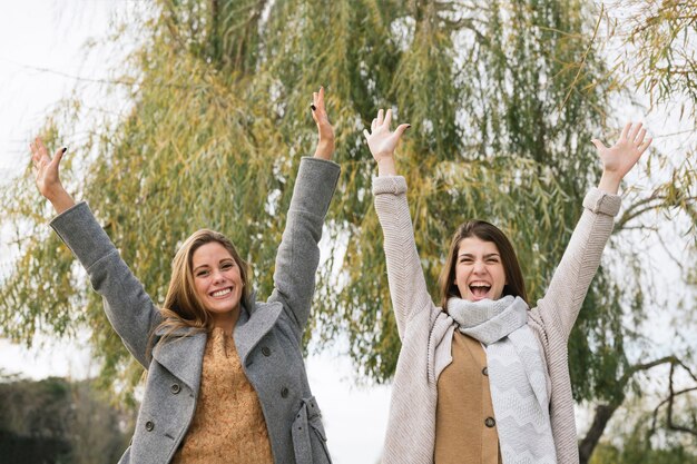 Mittlerer Schuss von zwei aufgeregten Frauen im Park