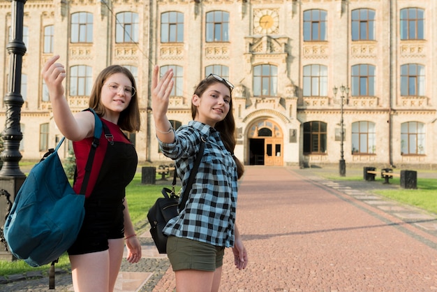 Mittlerer Schuss von zwei Highschool Mädchen, die Kamera betrachten