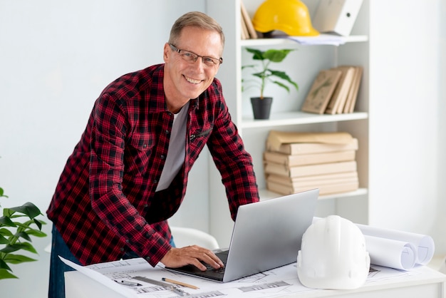 Mittlerer Schussarchitekt, der Laptop verwendet