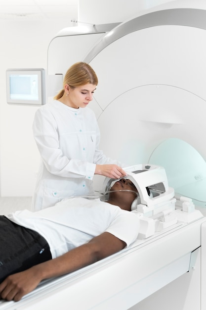 Kostenloses Foto mittlerer schussarzt, der dem patienten einen ct-scan gibt