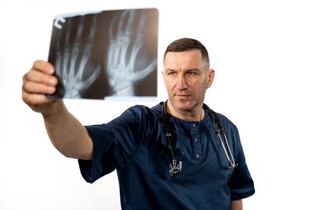 Mittlerer Schussarzt, der Radiographie liest