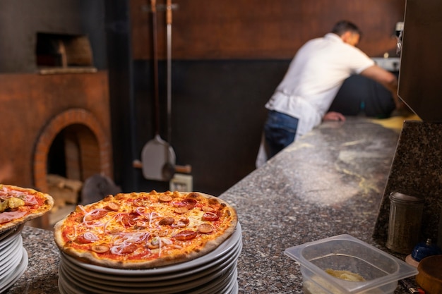 Mittlerer Schußchef, der Pizza zubereitet