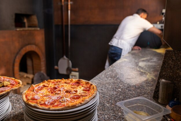 Mittlerer Schußchef, der Pizza zubereitet