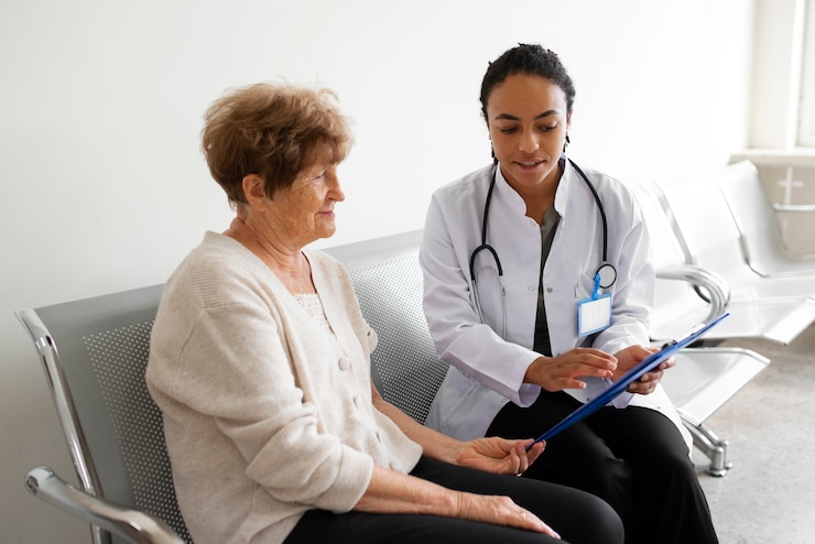 Kostenlose Foto mittlerer schussdoktor, der mit patienten spricht