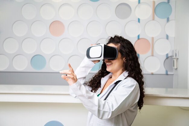 Mittlerer Schussdoktor mit vr Gläsern