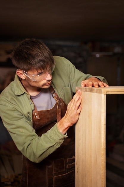 Kostenloses Foto mittlerer schusshandwerker, der holzfällerei tut