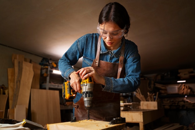 Kostenloses Foto mittlerer schusshandwerker, der holzfällerei tut