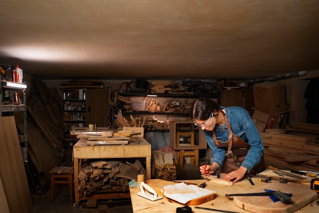 Kostenloses Foto mittlerer schusshandwerker, der holzfällerei tut