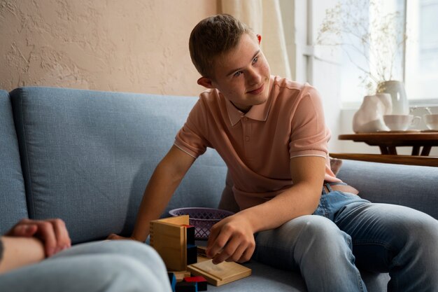 Mittlerer schussjunge, der mit holzspielzeug spielt