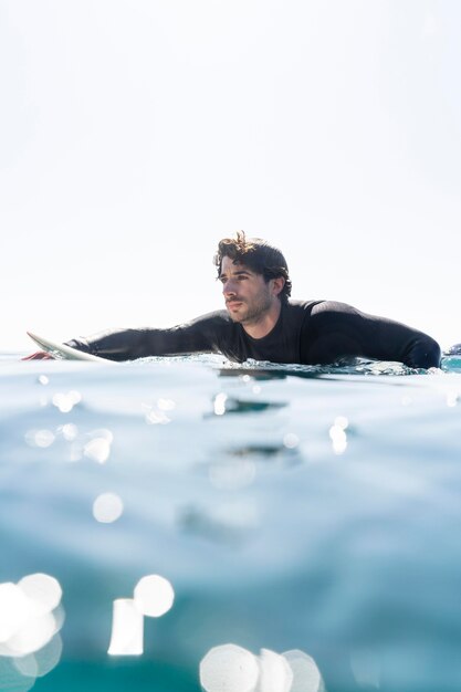 Mittlerer Schussmann beim Surfen