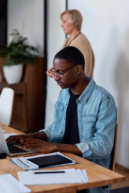 Mittlerer Schussmann, der am Laptop arbeitet