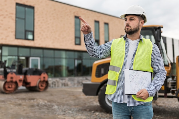 Mittlerer Schussmann, der auf Baustelle arbeitet