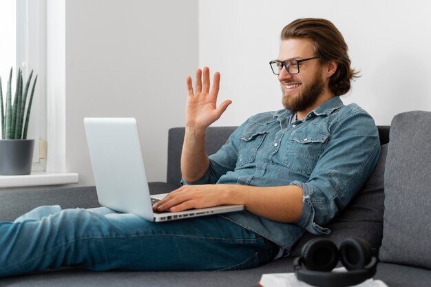 Mittlerer Schussmann, der auf Laptop winkt