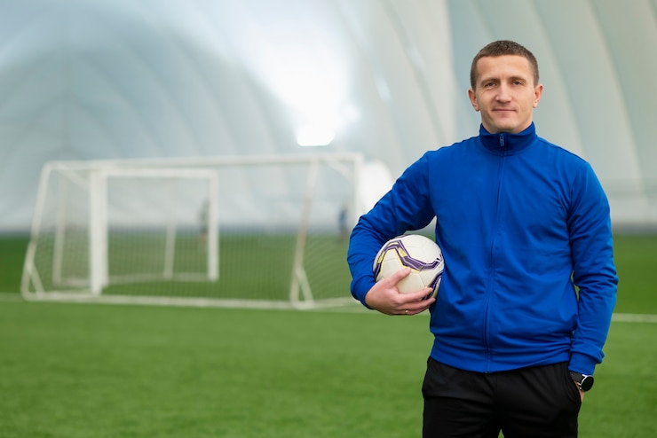 Kostenlose Foto mittlerer schussmann, der ball hält
