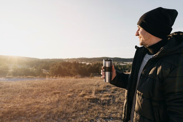 Mittlerer Schussmann, der Flasche hält