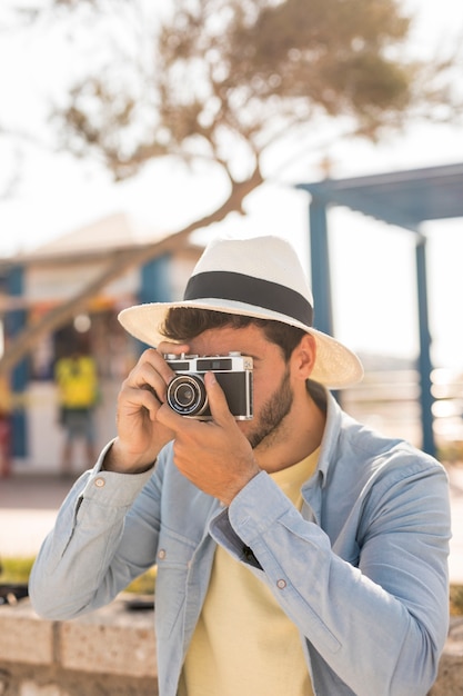 Mittlerer Schussmann, der Fotos macht