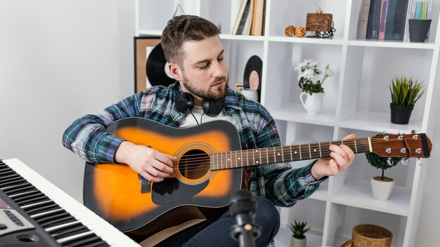 Mittlerer Schussmann, der Gitarre spielt