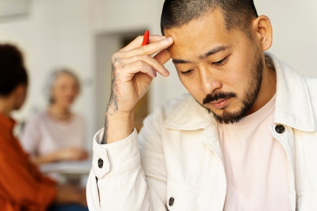 Kostenloses Foto mittlerer schussmann, der grammatikfehler korrigiert