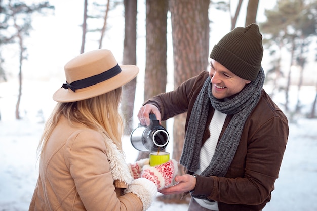 Mittlerer schussmann, der kaffee gießt