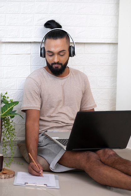 Mittlerer Schussmann, der mit Laptop arbeitet