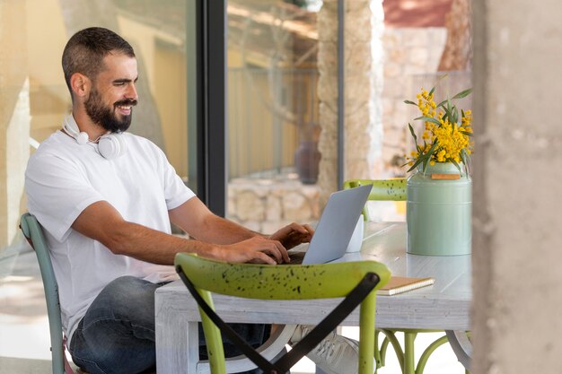 Mittlerer Schussmann, der mit Laptop arbeitet