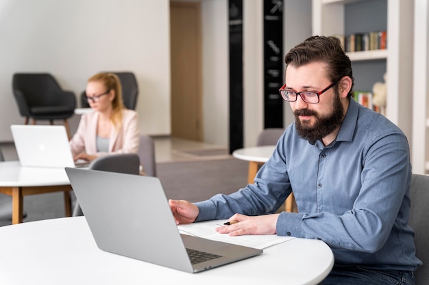 Mittlerer Schussmann, der mit Laptop arbeitet