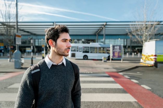 Kostenloses Foto mittlerer schussmann, der mit rucksack reist