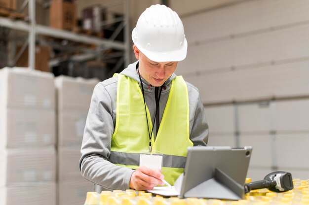 Mittlerer Schussmann, der mit Tablette arbeitet