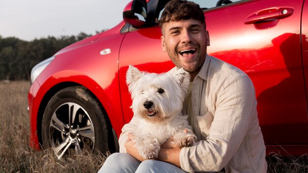 Mittlerer Schussmann, der niedlichen Hund hält