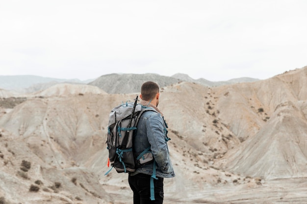 Mittlerer Schussmann, der Rucksack hält