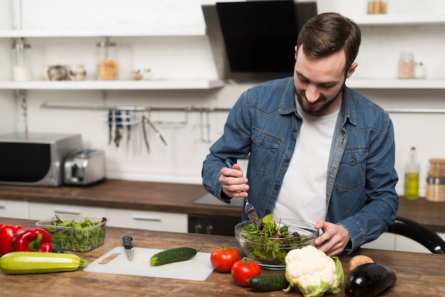 Mittlerer Schussmann, der Salat zubereitet