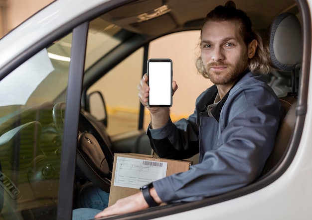 Mittlerer Schussmann, der Smartphone hält