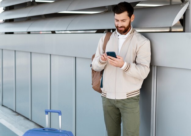 Mittlerer schussmann, der smartphone hält