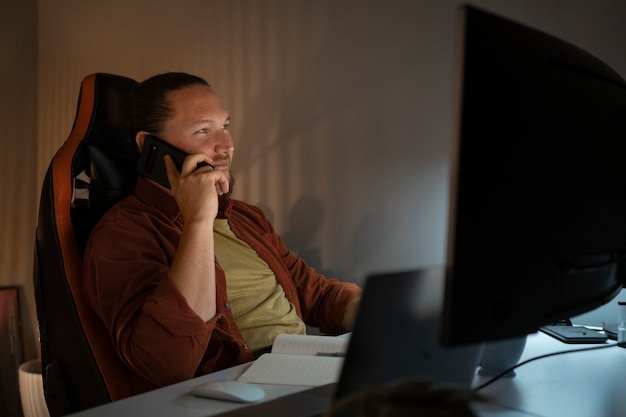 Kostenloses Foto mittlerer schussmann, der spät nachts arbeitet