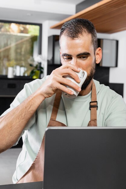 Mittlerer Schussmann, der Tasse hält