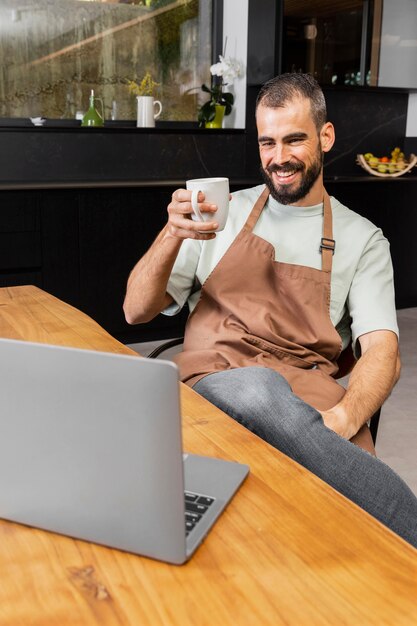 Mittlerer Schussmann, der Tasse hält