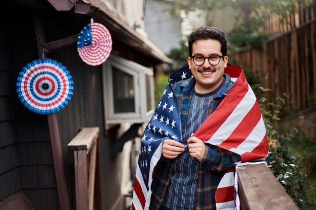 Mittlerer schussmann, der usa-flagge trägt