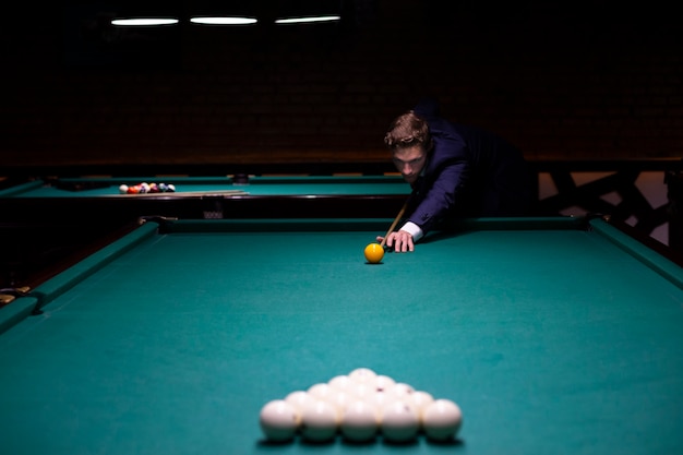 Mittlerer Schussmann in der Klage, die Billard spielt