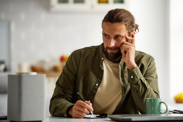 Kostenloses Foto mittlerer schussmann mit intelligentem lautsprecher