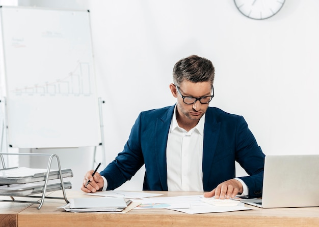 Kostenloses Foto mittlerer schussmann mit taschenrechner