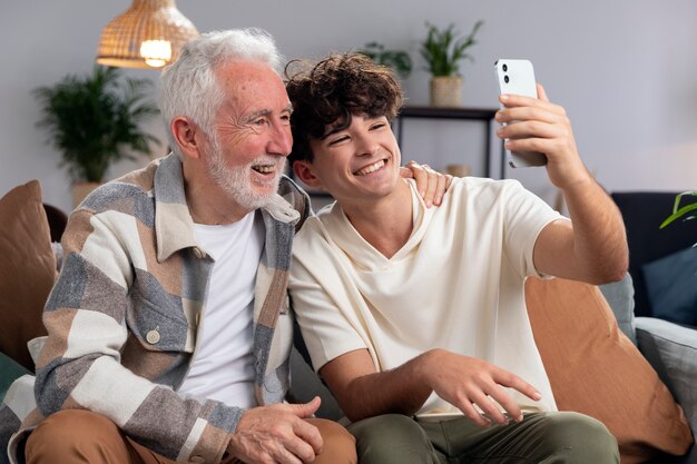 Mittlerer schussmann und opa, die selfie machen