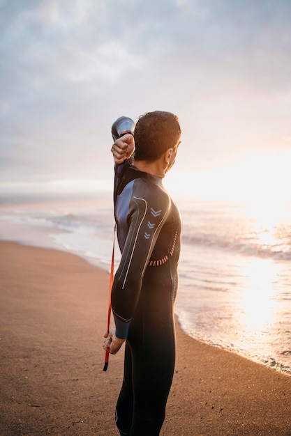 Mittlerer Schussschwimmer, der sich nach hinten streckt