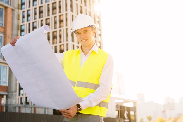 Mittlerer Schusssmileyarchitekt im Sonnenlicht