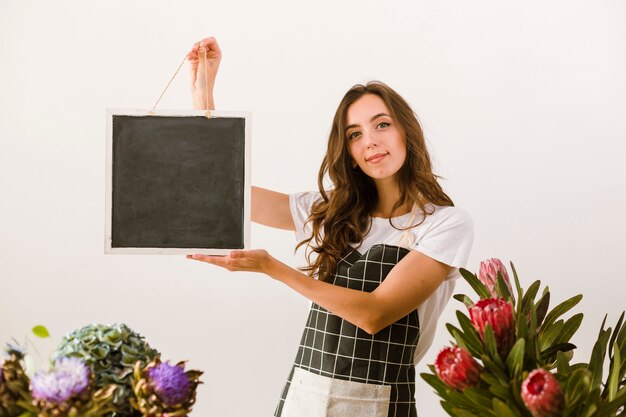 Mittlerer Schusssmileyflorist, der ein schwarzes Brett hält