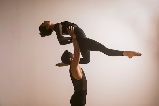 Kostenloses Foto mittlerer schusstänzer, der ballerina hält