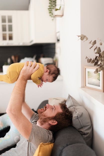 Mittlerer Schussvati, der das Baby hält