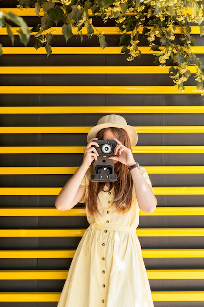 Mittleres erschossenes Mädchen, das Fotos macht