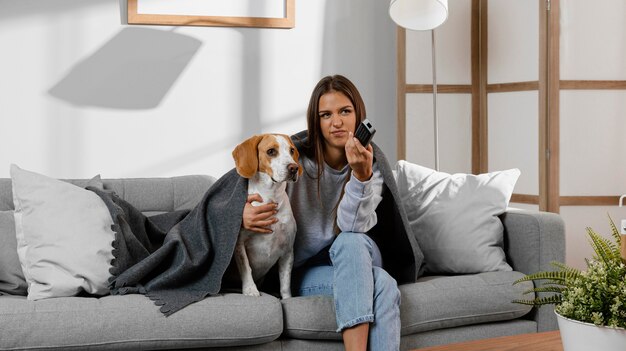 Mittleres erschossenes Mädchen und Hund, die fernsehen